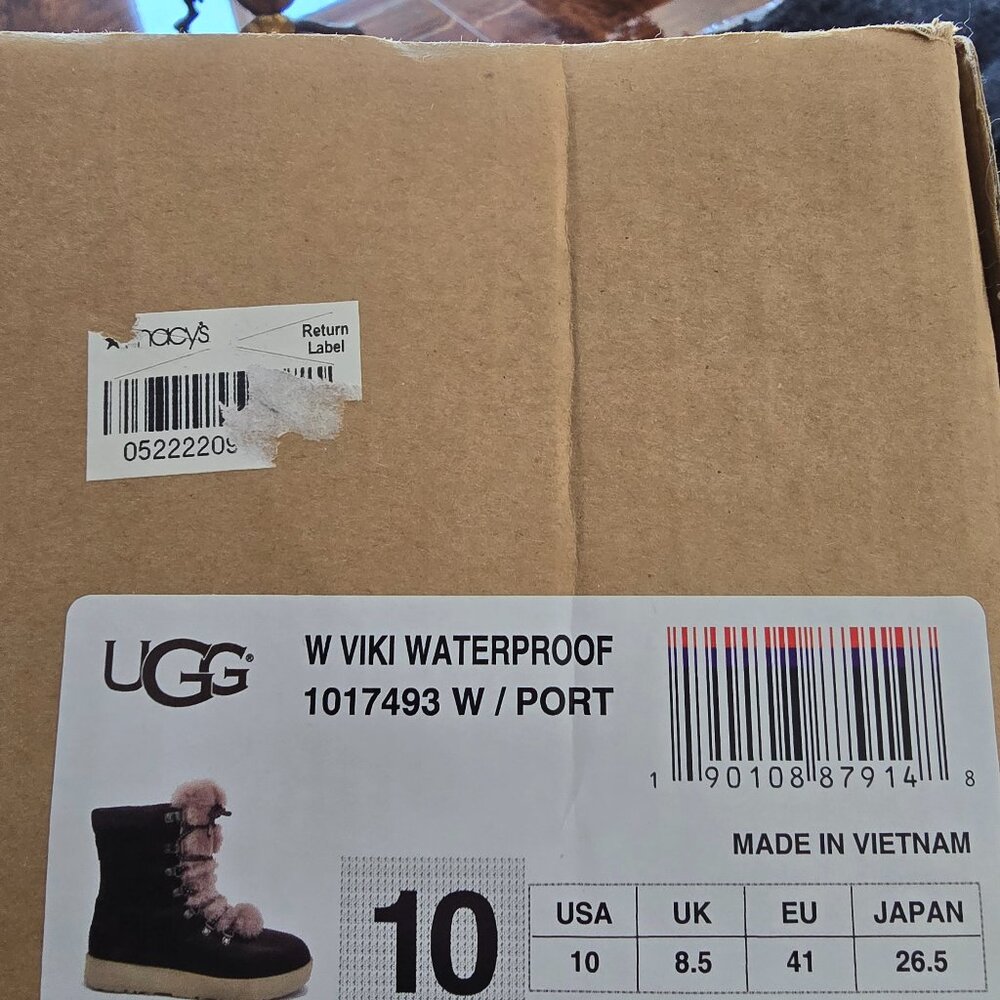 Brand new (never worn) Women's Waterpoof Ugg Boots (W10)